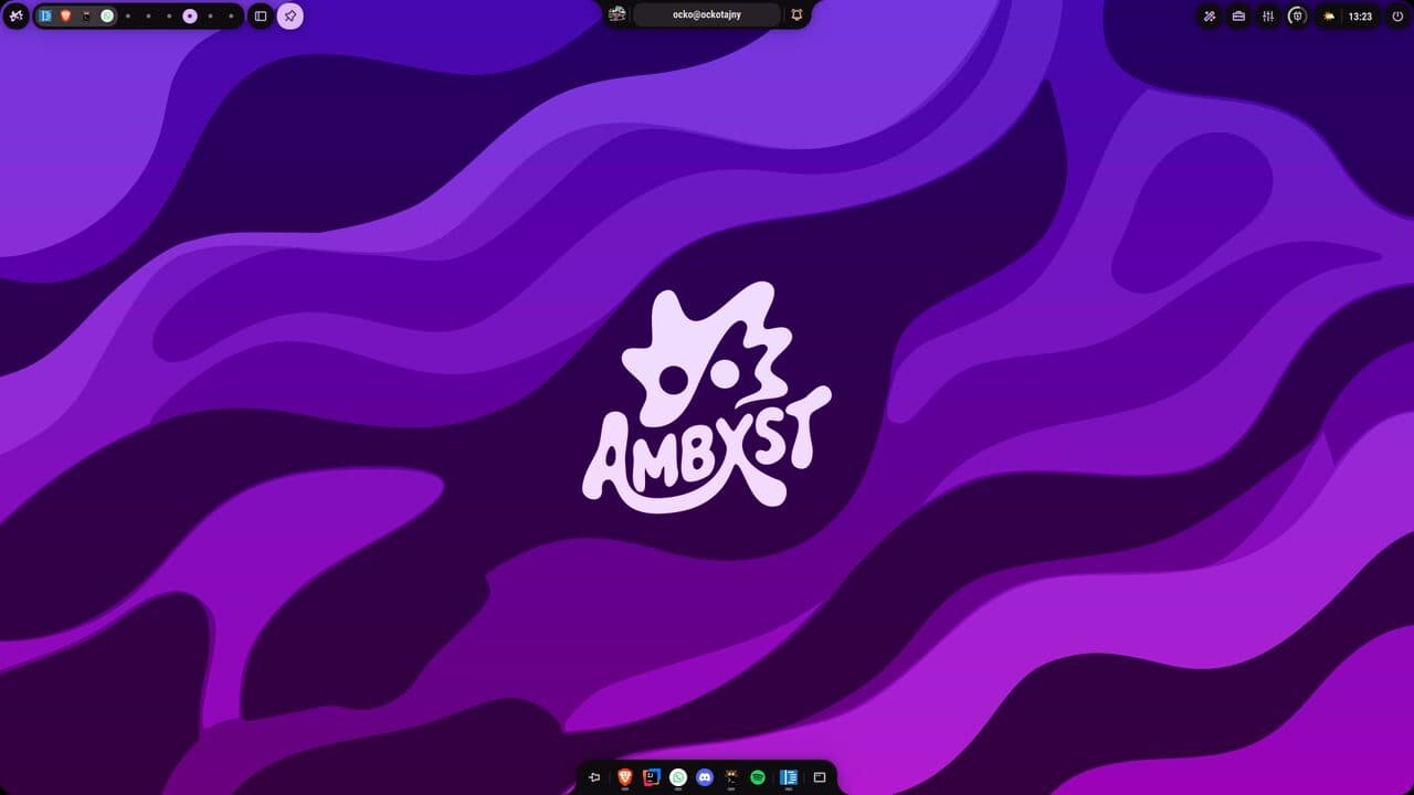 Ambxst – one of my Hyprland desktop rices.